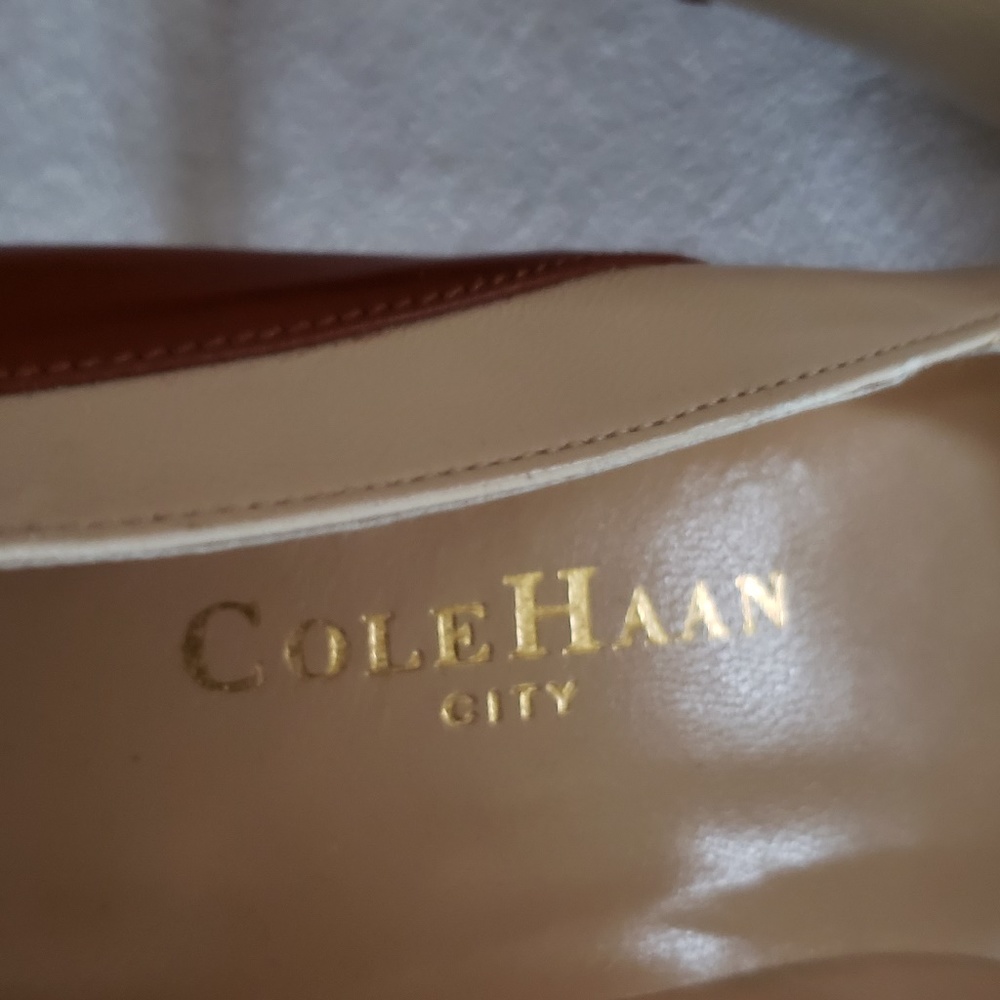 COLE HAAN Two-Tone Pump - Picture 5 of 6